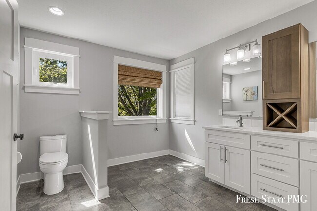 Building Photo - Spacious 6-Bedroom Retreat in Rockford with 3.5 Luxurious Baths