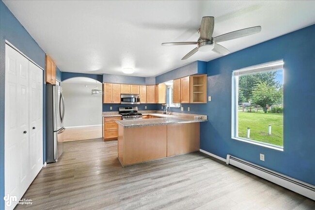Building Photo - Spacious Palmer Home!