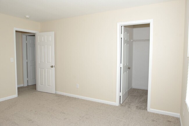 Building Photo - Move-In Special!