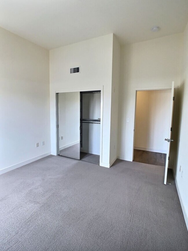 Building Photo - Top-Floor Sunset Facing 2 Bedroom Condo Fo...