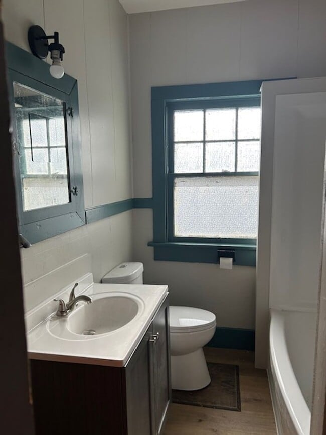 Building Photo - 2 Bedroom, 2 Bath Home w/Full Basement in Dayton