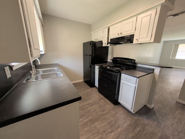 Building Photo - Updated Brookridge Townhome Available Now