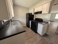 Building Photo - Updated Brookridge Townhome Available Now