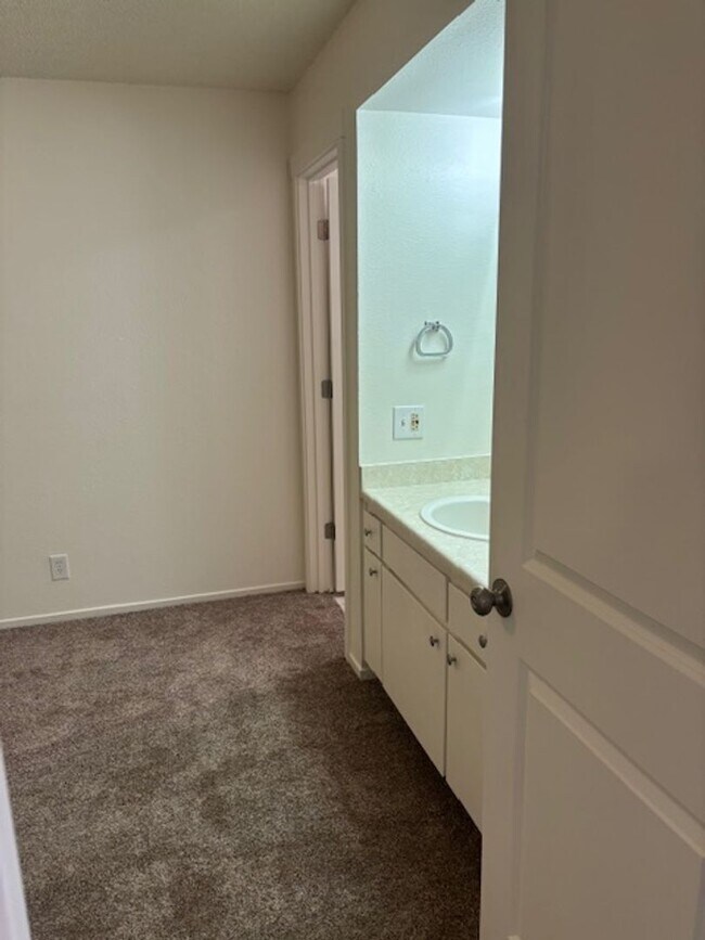 Building Photo - 1412 N Cherry St