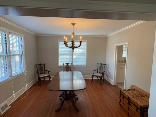 Building Photo - Fantastic Bungalow in Rosewood!