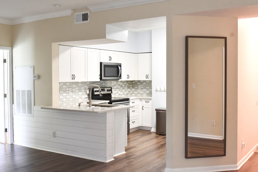 Building Photo - 700 Daniel Ellis Dr
