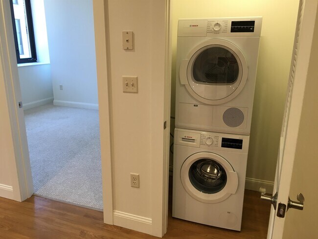 Building Photo - 875 Elm St