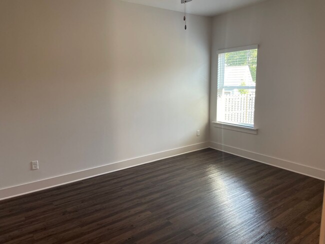 Building Photo - 3 Bedroom Home With Spacious Garage