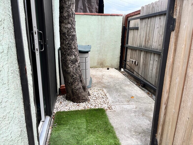 Building Photo - 1170 Esperanza St