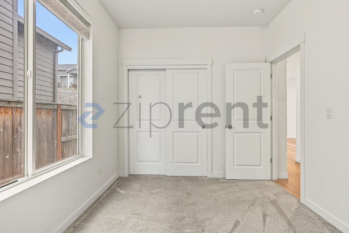 Building Photo - Unit