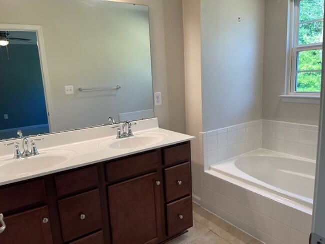 Building Photo - 314 Landing Dr