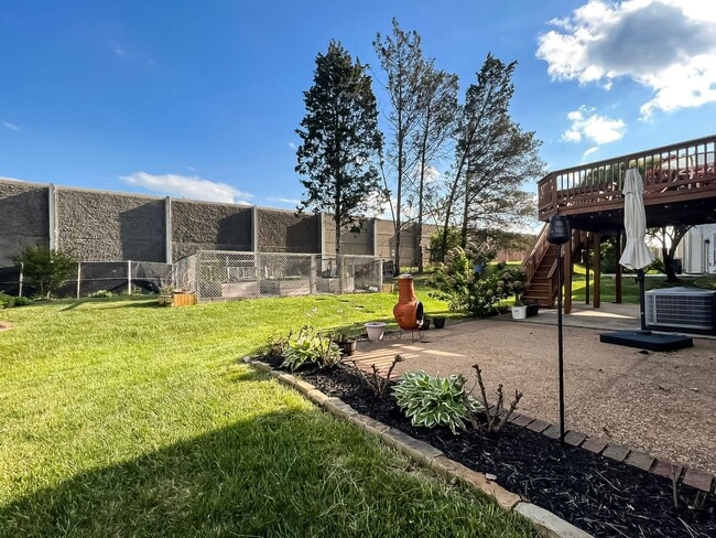 Building Photo - Magnificent 5 Bed 3 Bath Colonial Home Sit...