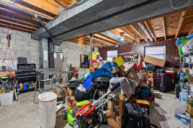 Building Photo - Elegant & Modern Home with Beautiful Interior