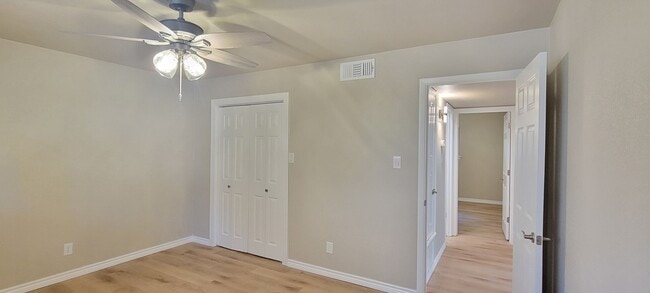 Building Photo - UPDATED COLONIAL PARK CONDO