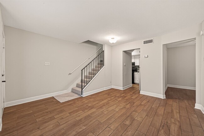 Building Photo - 754 Memorial Mews St