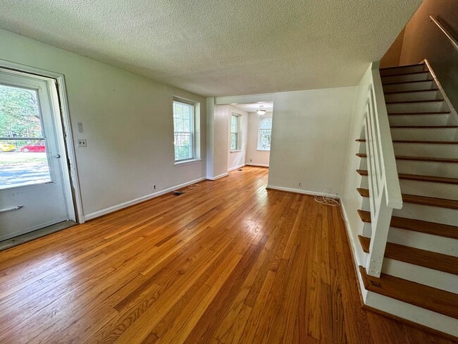Building Photo - 3 level end unit 1br+den 2ba town house in...