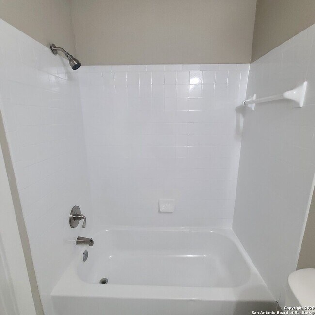 Building Photo - 3 Bedrooms 1 and 1/2 Bath