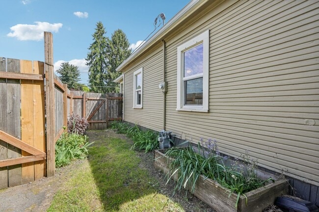 Building Photo - Charming 2 bed 1 bath Bungalow