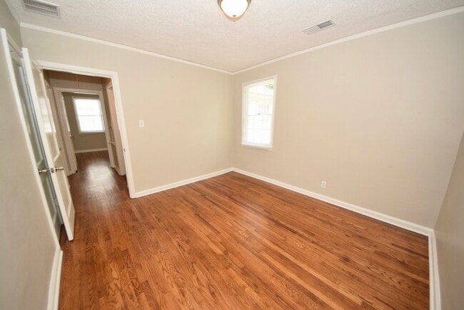 Building Photo - Charming updated 3 bed, 1 bath home near Midtown and Pink Palace.