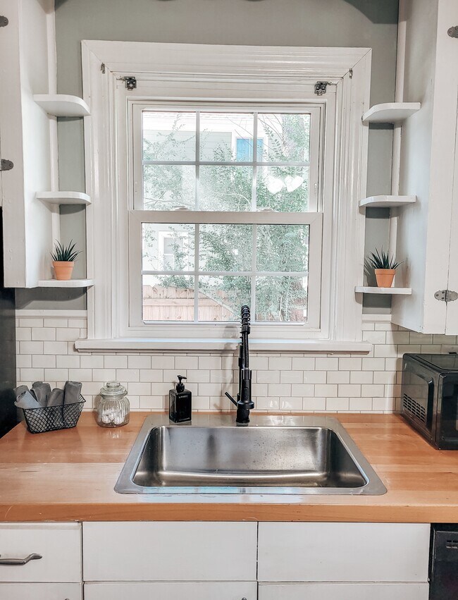 Building Photo - 8 N Ivy Ave