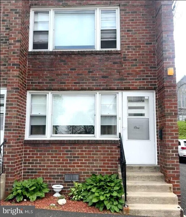Building Photo - 117 Elm Ave