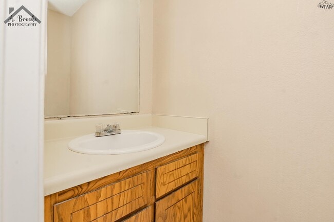 Building Photo - 1215 N Pacific Ave