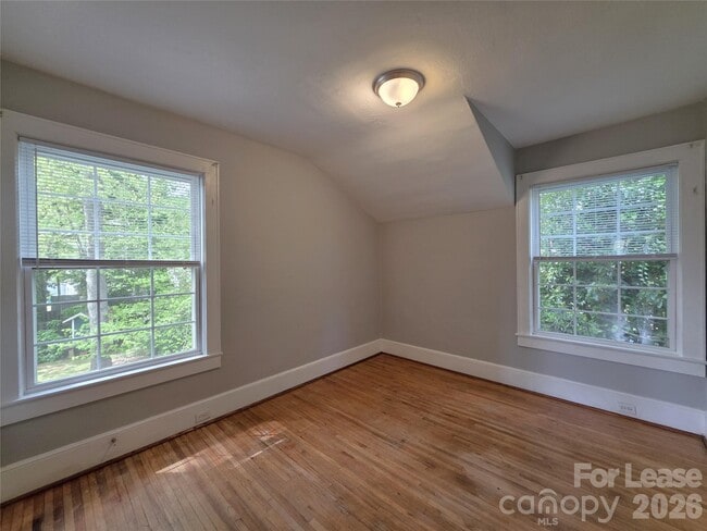 Building Photo - 754 Montgomery Ave