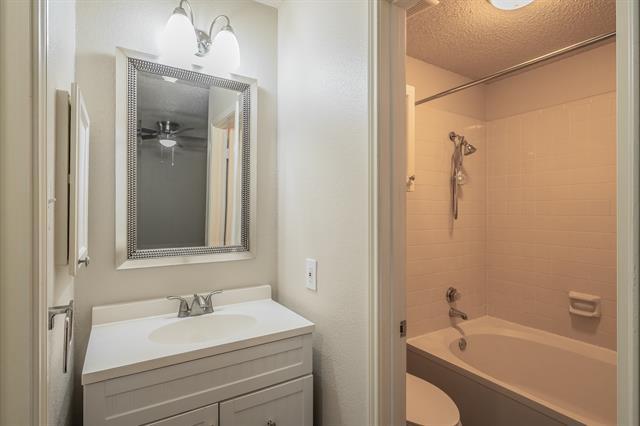 Building Photo - 6402 Valleybrooke Ct