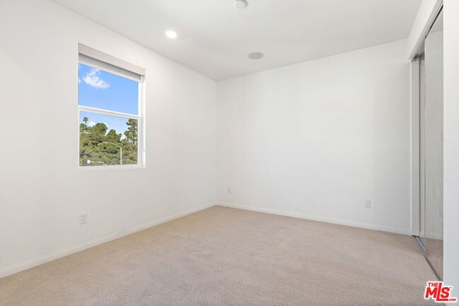 Building Photo - 725 Daniel Freeman Cir