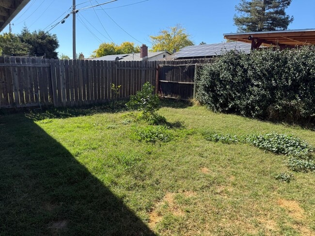 Building Photo - 2 Bedroom 1 bath Duplex