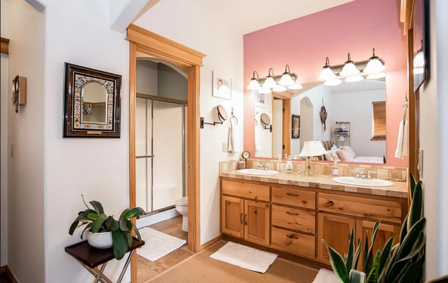 Building Photo - Single Level 2 Bed/2 Bath Townhome in Old ...