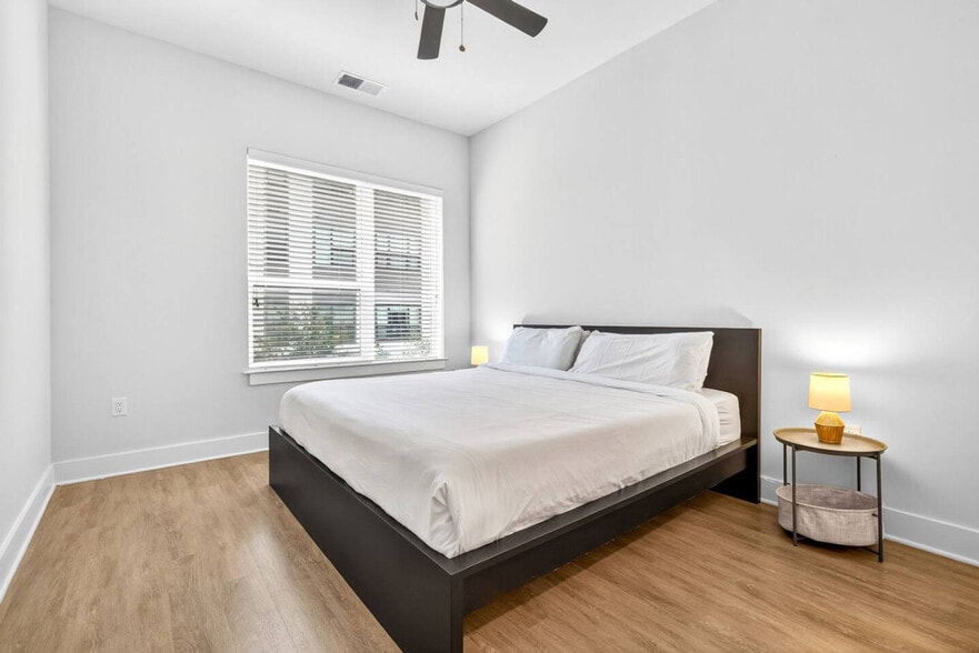 Building Photo - 1001 N Himes Ave