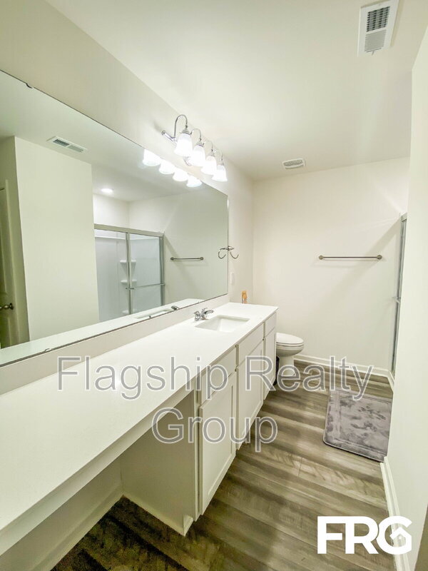 Building Photo - 300 Kenison Way
