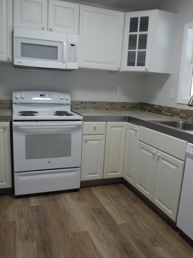 Building Photo - Charming Home In Central Location