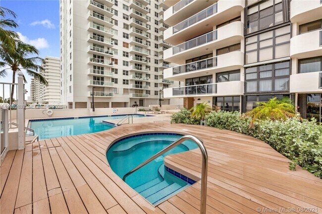 Building Photo - 5757 Collins Ave