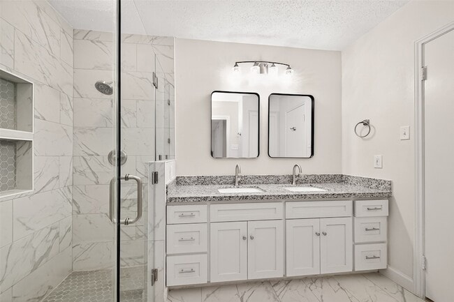 Building Photo - 10602 Longmont Dr