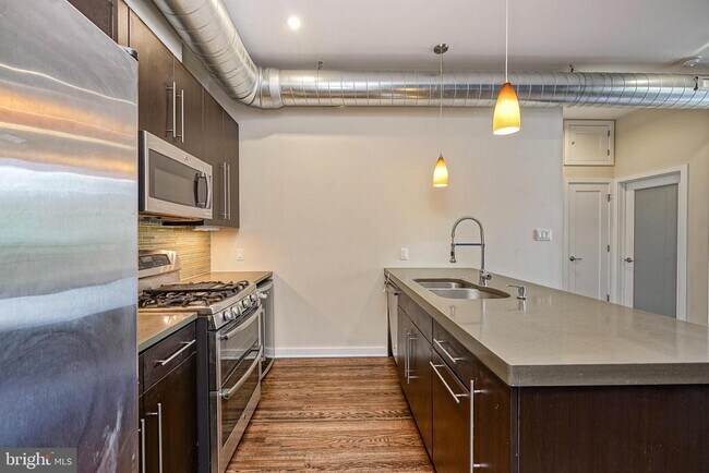 Building Photo - 1247 E Columbia Ave