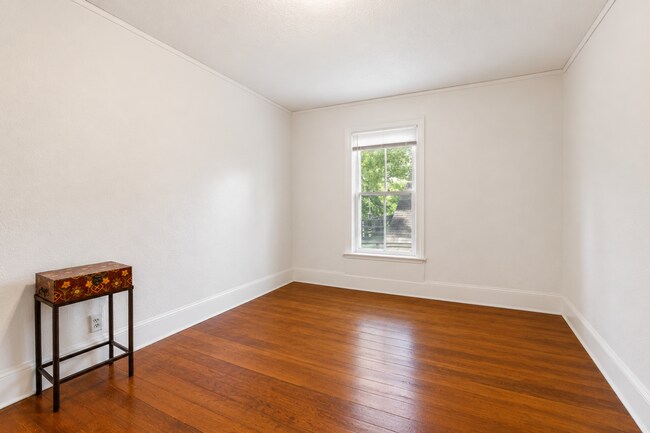 Building Photo - 1007 7th St S
