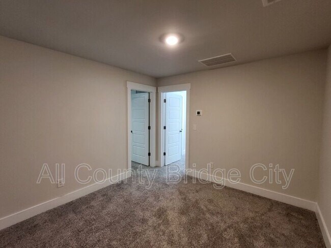 Building Photo - 66 Galley Ln