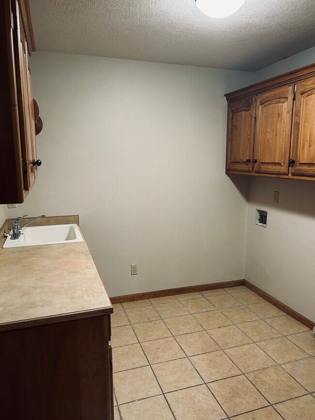 Building Photo - Gorgeous Home Located on Rivercut Golf Cou...