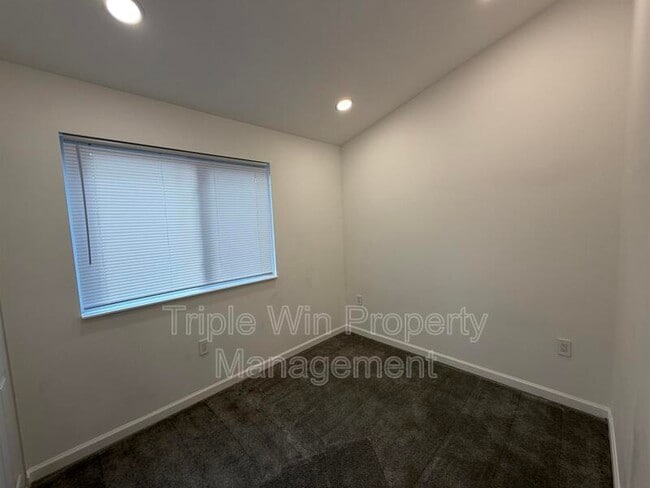 Building Photo - 1332 Langholm Dr