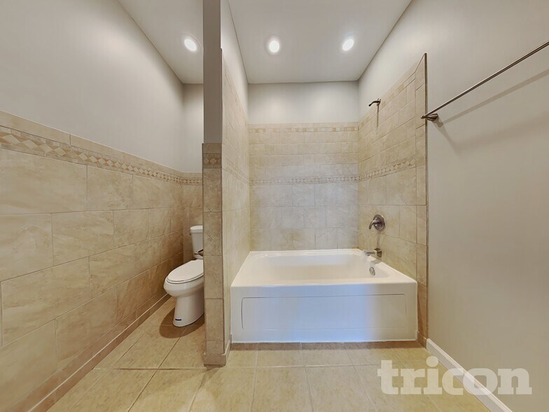 Building Photo - 4682 Bayview Dr