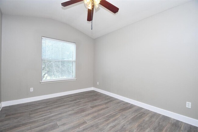 Building Photo - 24406 Lakecrest Village Dr