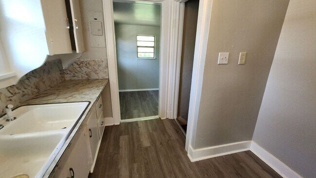Building Photo - Nice 4 Bedroom, 2 Bath Home Near OCU & The...