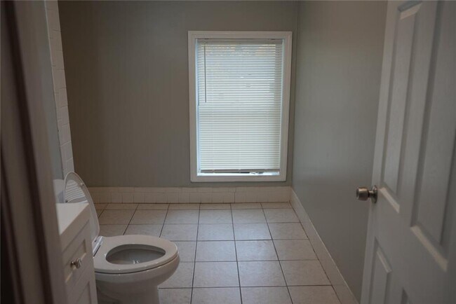 Building Photo - 13 Tweed St