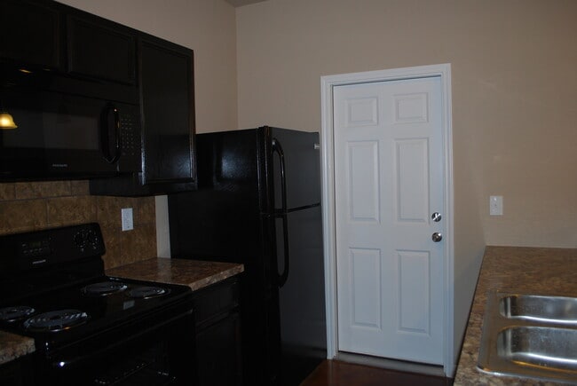 Building Photo - 1512 Dakota Ter