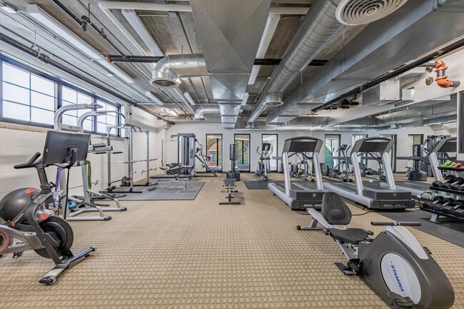 Building Photo - 811 W 15th Pl