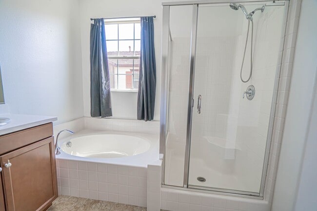 Building Photo - Santa Clarita 3-Bedroom River Village Home...