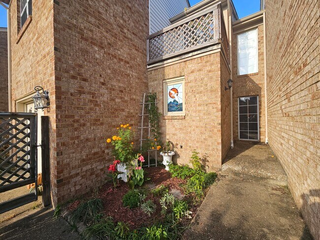 Building Photo - THALIA WAYSIDE
