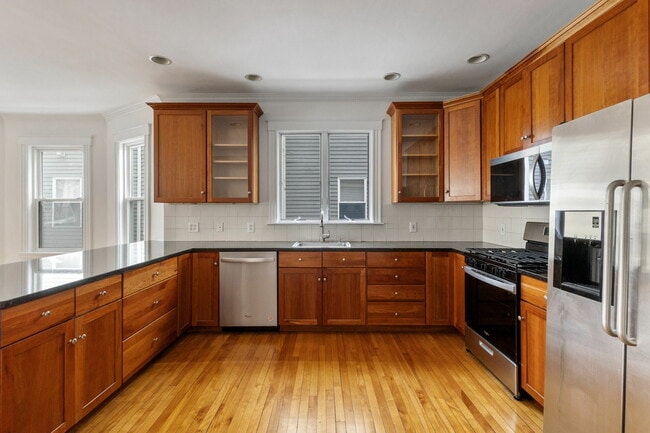 Building Photo - 114 Trowbridge St